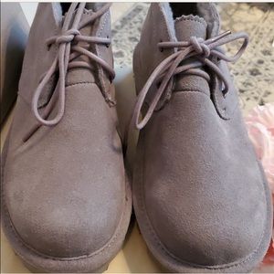 Bear paw Sz 7 worn 2 times . Still like new .